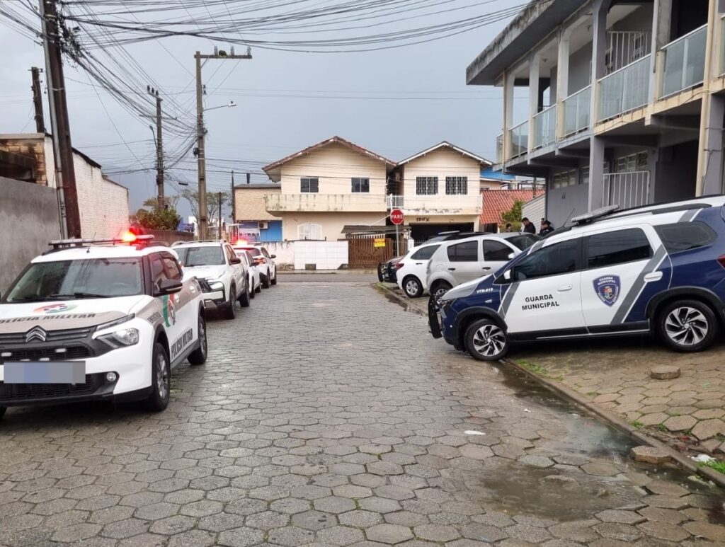 Operação conjunta encontra arma com numeração raspada e cobre furtado na Grande Florianópolis - Foto: Divulgação/PMSJ