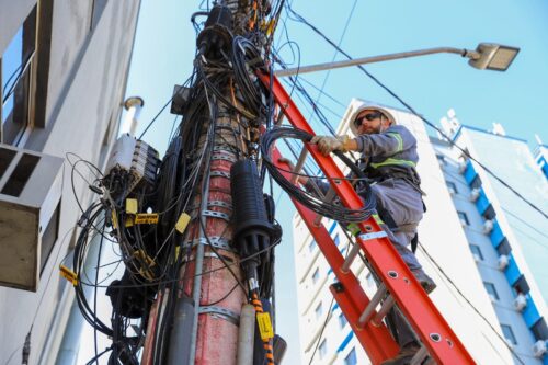 Operação retira mais de 400 kg de fios em rua movimentada de Criciúma; veja o balanço