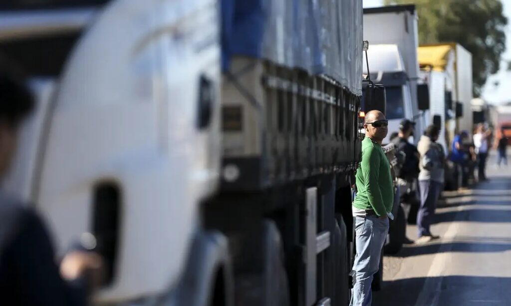Paralisação nacional dos caminhoneiros pressiona Senado; SC definirá adesão