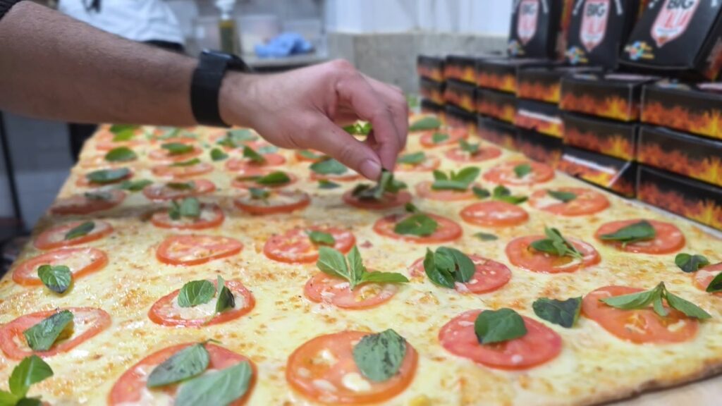 Pizza de 162 metros será distribuída de graça e pode entrar para a história em SC