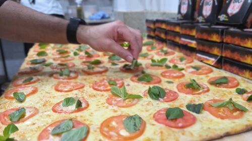 Pizza de 162 metros será distribuída de graça e pode entrar para a história em SC
