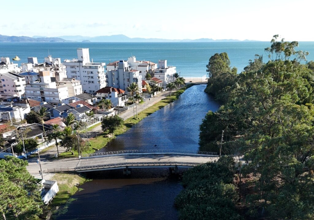 Prefeitura acelera limpeza de rios para reduzir risco de enchentes em Florianópolis