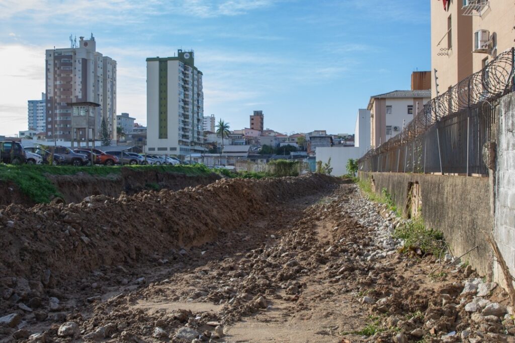 Prefeitura aponta causas dos alagamentos e cobra solução para problema histórico em São José