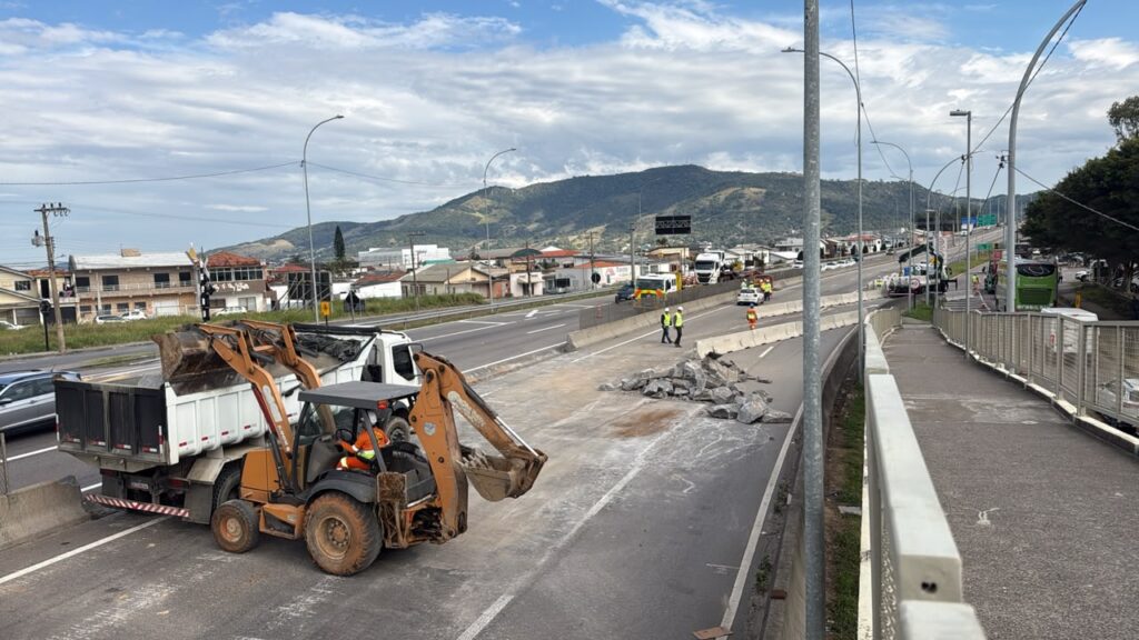 Problema em ponte da BR-101 provoca bloqueio e muda trânsito no Sul de SC - Foto: Divulgação/Rádio Cidade Tubarão