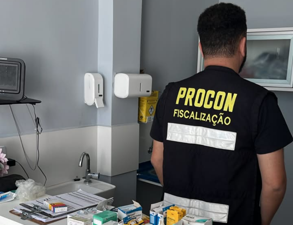 Procon encontra medicamentos vencidos em casas de idosos e autua instituições em Florianópolis