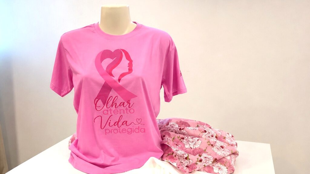 Camiseta do Outubro Rosa ajuda a financiar atendimento a pacientes oncológicos em Navegantes