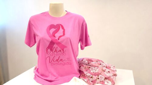 Camiseta do Outubro Rosa ajuda a financiar atendimento a pacientes oncológicos em Navegantes