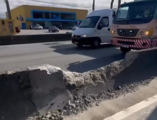 Reboque se solta de carreta, atinge motociclista e causa filas na BR-101