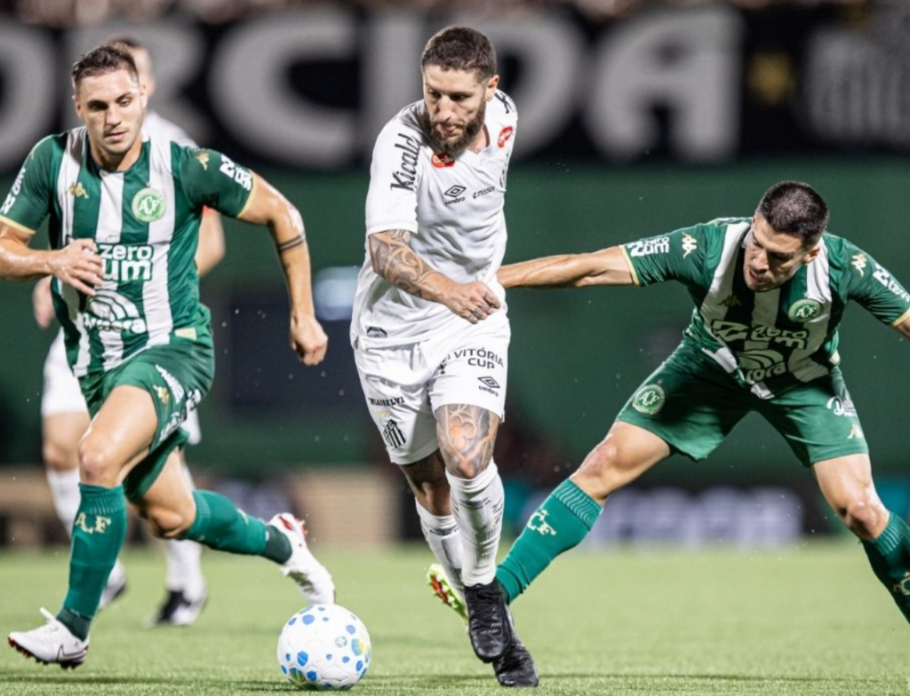 Santos recebe a Chapecoense em duelo decisivo pelo Brasileirão neste sábado