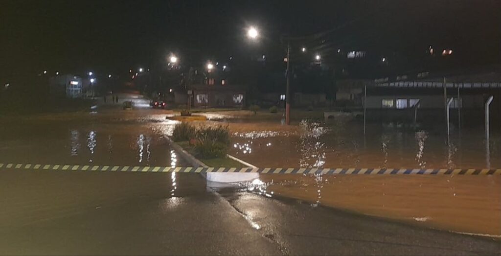 Tempestades deixam seis cidades em emergência e mais de 400 desalojados em SC