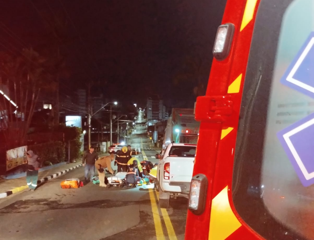 Trabalhador da coleta de lixo é atropelado e fica gravemente ferido em Içara - Foto: Divulgação/CBMSC