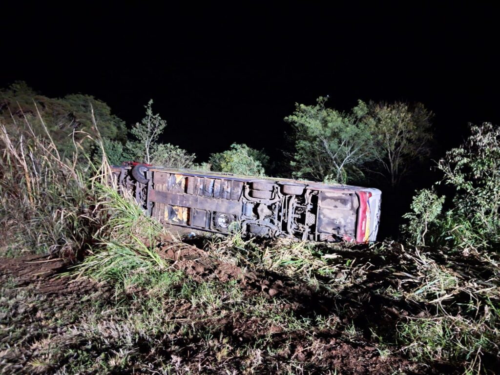Tragédia em rodovia de SC: ônibus cai em ribanceira e deixa mortos e dezenas de feridos