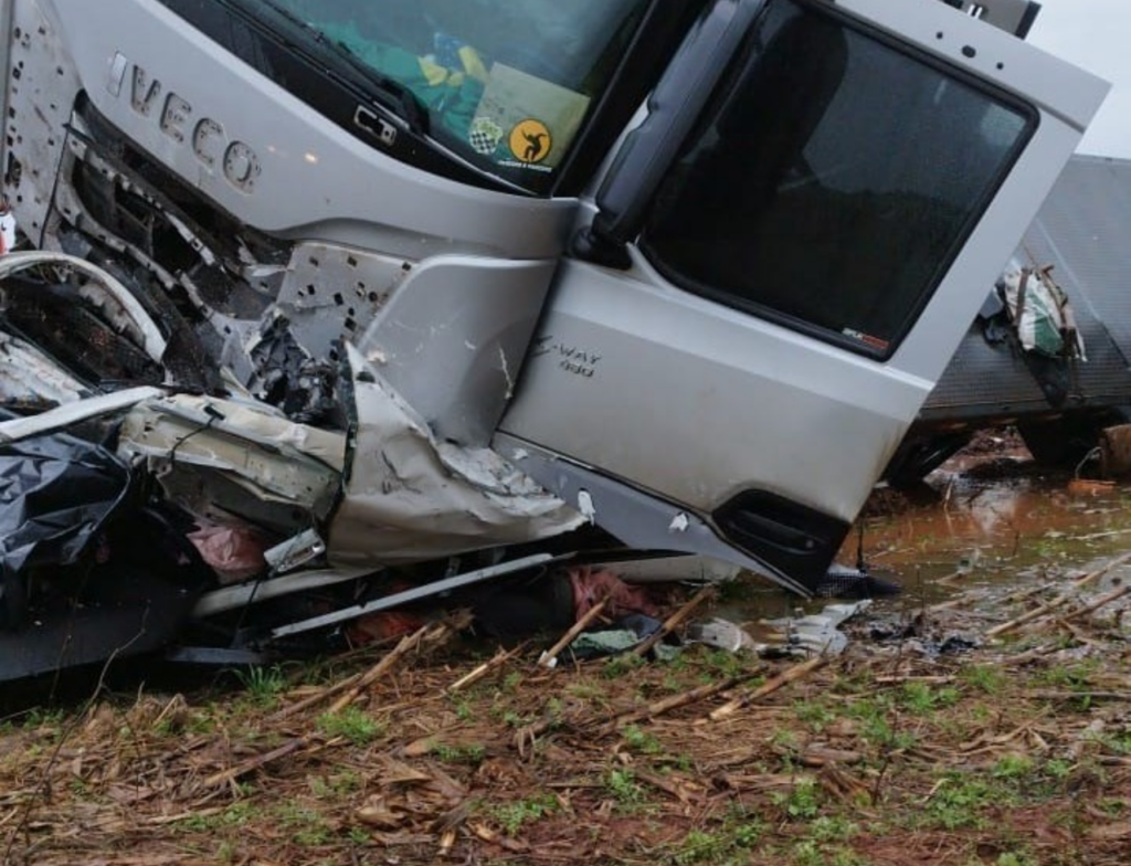 Tragédia na BR-470: carro parte ao meio e acidente deixa cinco mortos em SC