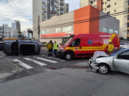 Veículo capota após colisão em cruzamento movimentado de São José