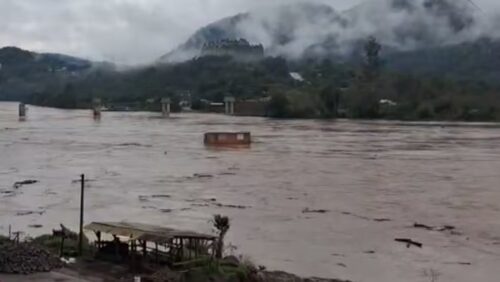 Vídeo impressiona ao mostrar casa sendo arrastada por rio durante temporal no Sul