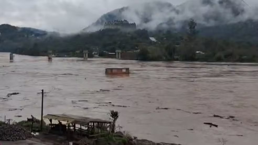 Vídeo impressiona ao mostrar casa sendo arrastada por rio durante temporal no Sul
