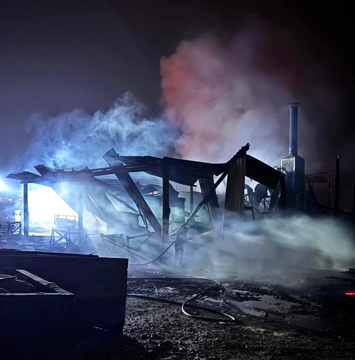Incêndio destrói parte de serraria em Nova Trento e mobiliza guarnições dos bombeiros de cinco municípios