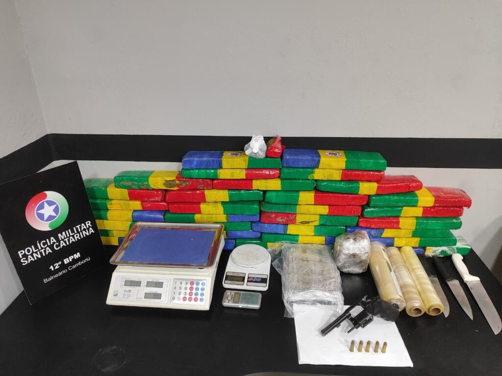 Ação policial resulta na apreensão de quase 30 quilos de drogas e arma de fogo em Camboriú