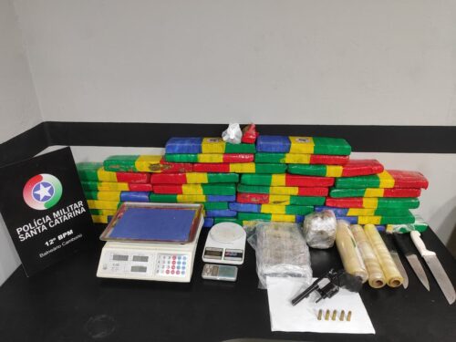 Ação policial resulta na apreensão de quase 30 quilos de drogas e arma de fogo em Camboriú