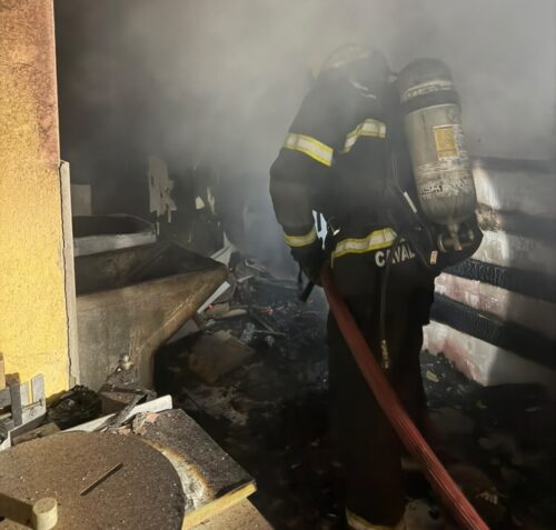 Incêndio em marcenaria atinge residência em Criciúma