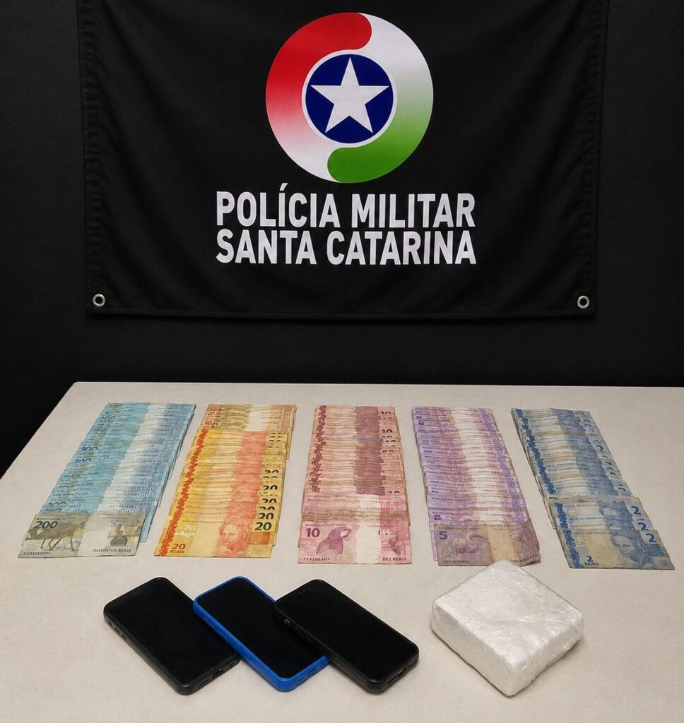 Perseguição policial termina com prisão de dupla por tráfico de drogas e apreensão de R$ 14 mil em Itajaí