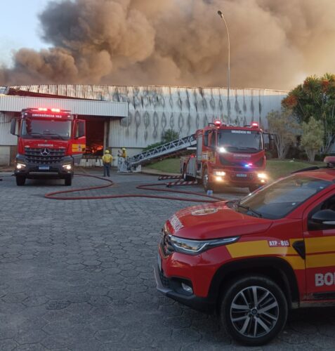 Incêndio de grandes proporções em indústria têxtil de Itajaí mobiliza equipes de socorro de cinco municípios