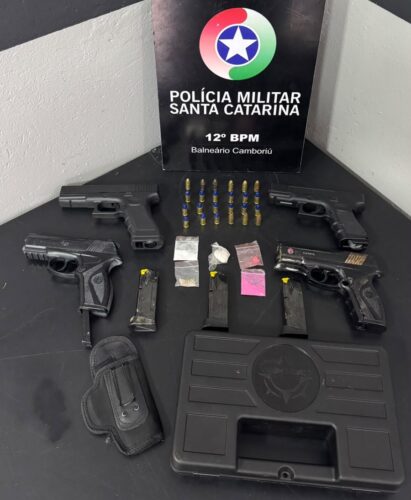 Homem é preso com quatro réplicas de armas de fogo e munições em BC