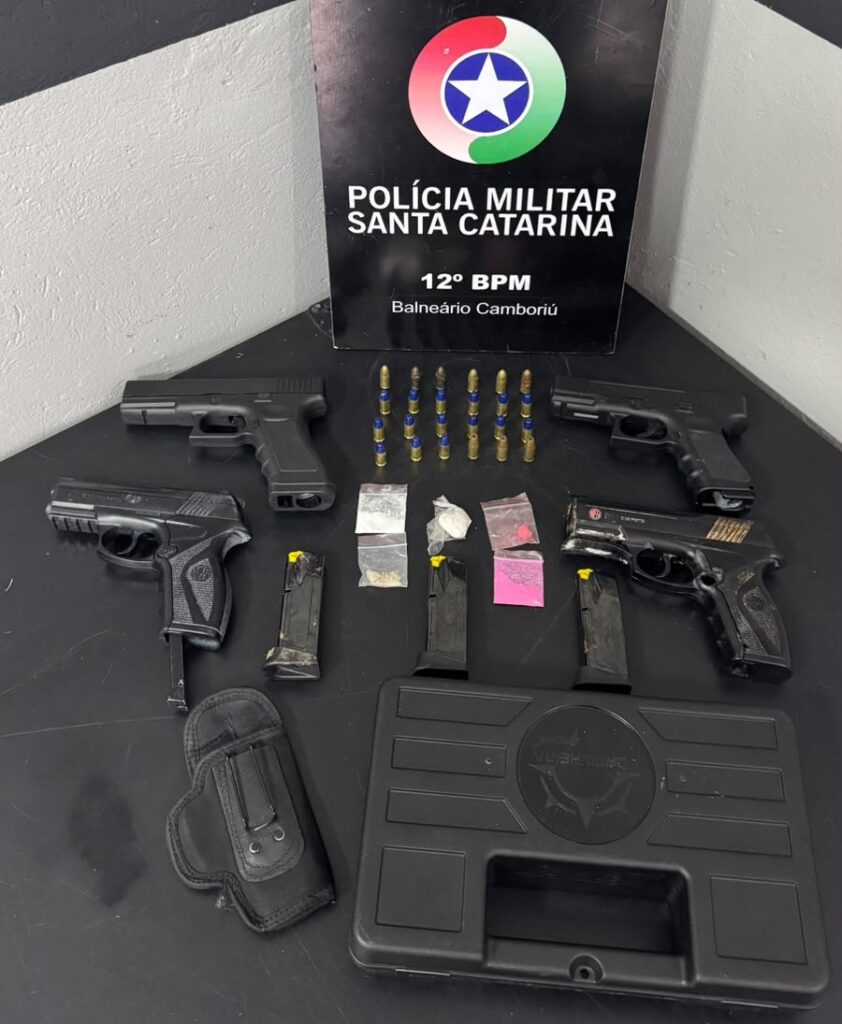Homem é preso com quatro réplicas de armas de fogo e munições em BC. - Foto: Divulgação/PMSC