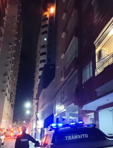 Incêndio atinge apartamento do 15º andar de prédio na Avenida Atlântica em BC