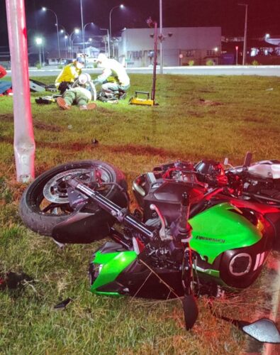 Motociclista morre e passageiro fica gravemente ferido após colisão de motocicleta em poste em Gaspar