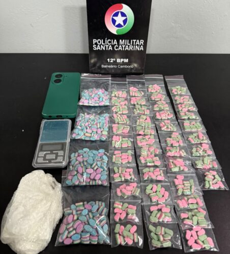 Homem é preso com mais de 800 comprimidos de ecstasy e cocaína em Camboriú