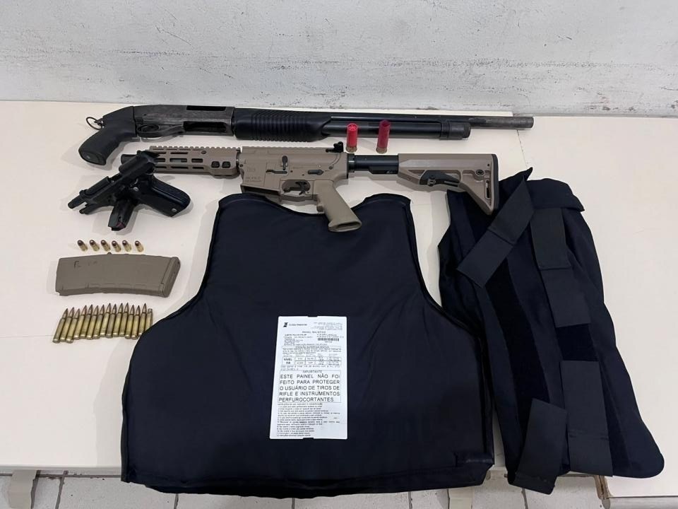 Dupla suspeita por morte de homem é capturada com armas de grosso calibre em Joinville