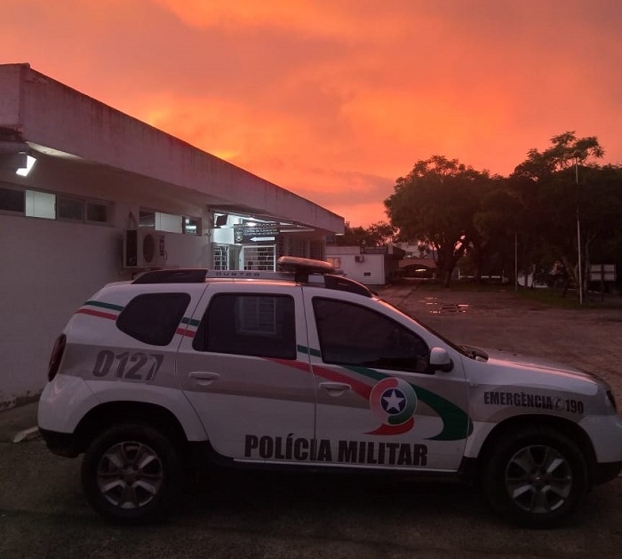 Dupla suspeita de balear policial em casa noturna de Içara morre em confronto em Criciúma