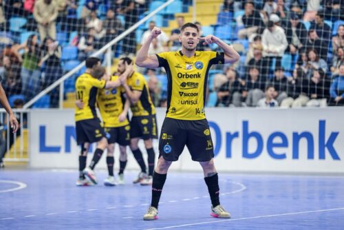 Tubarão vence ACBF de virada e garante última vaga no mata-mata da Liga Nacional de Futsal