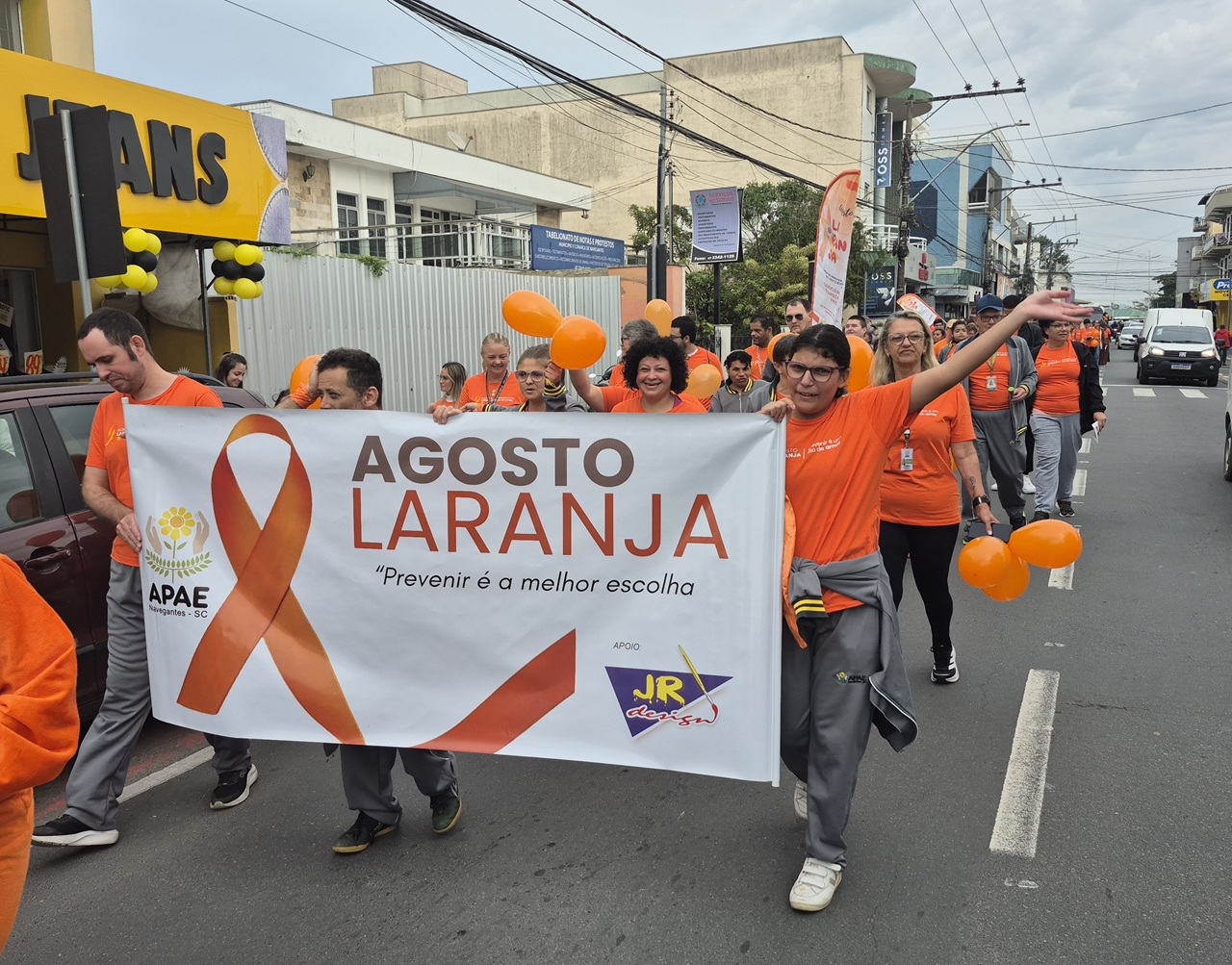 Caminhada do Agosto Laranja no Centro de Navegantes reforça conscientização sobre prevenção de deficiências