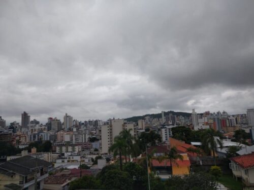 Domingo será marcado por sol entre nuvens e até 28°C em SC