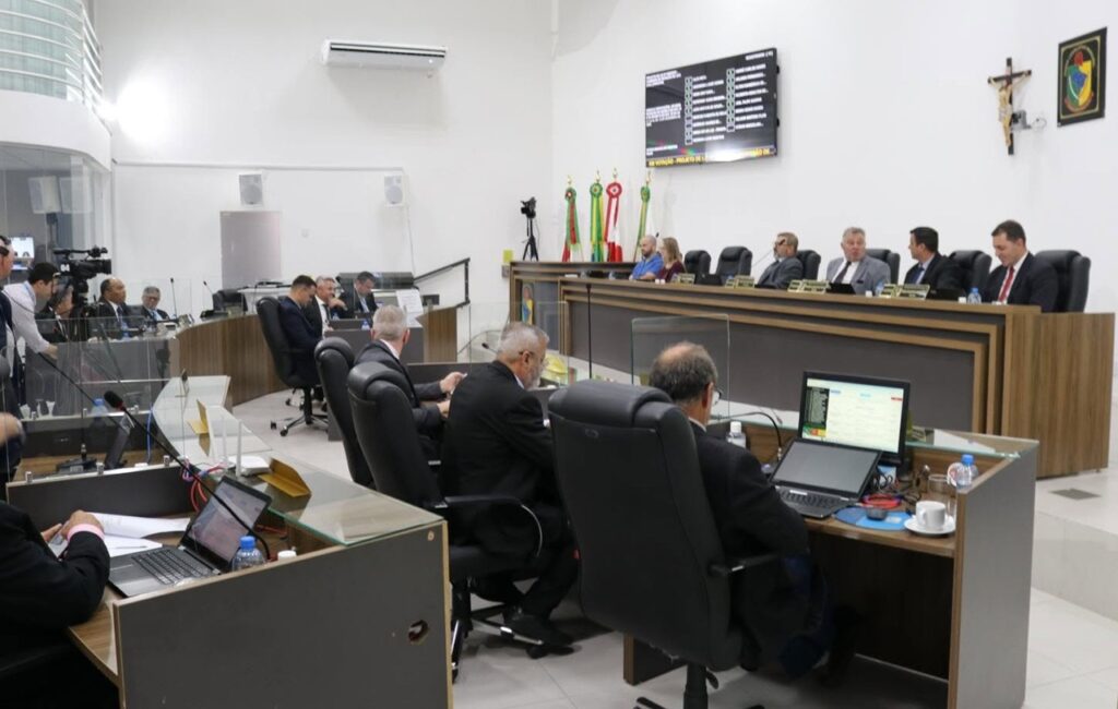 Auditoria determina concurso e redução de comissionados na Câmara Municipal de Palhoça