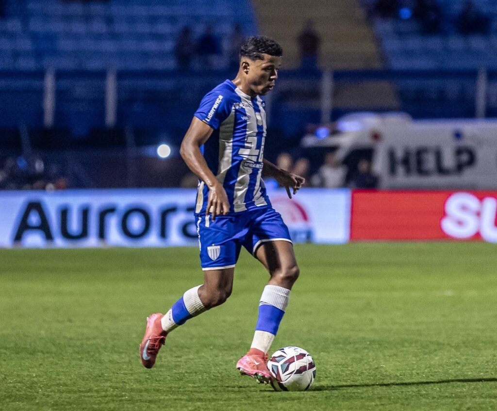 Avaí vence Ponte Preta e segue fora da zona de rebaixamento do Brasileirão da Série B