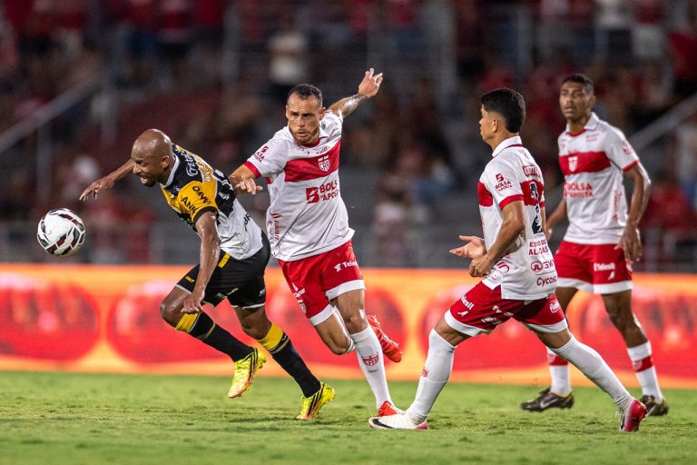 Criciúma perde de virada para o CRB e deixa o G2 do Brasileirão da Série B