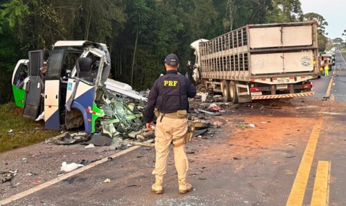 Colisão entre micro-ônibus e caminhão deixa 22 mortos em rodovia no Paraná