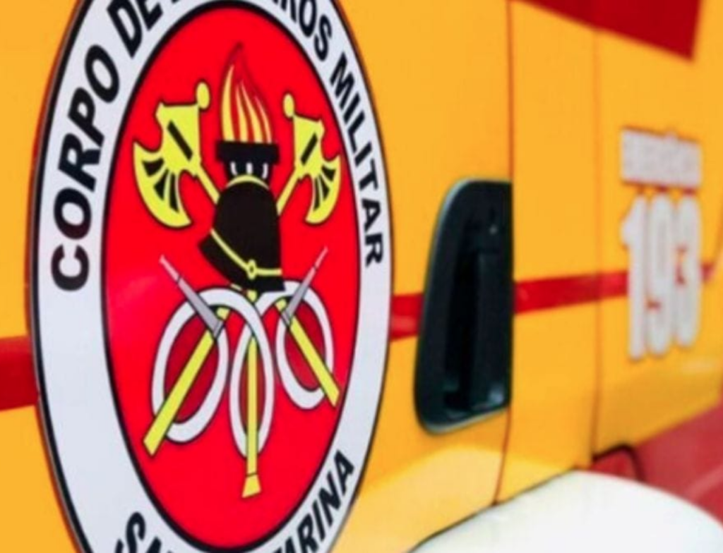 Acidente derruba poste e deixa ciclista atingido por choque em Criciúma