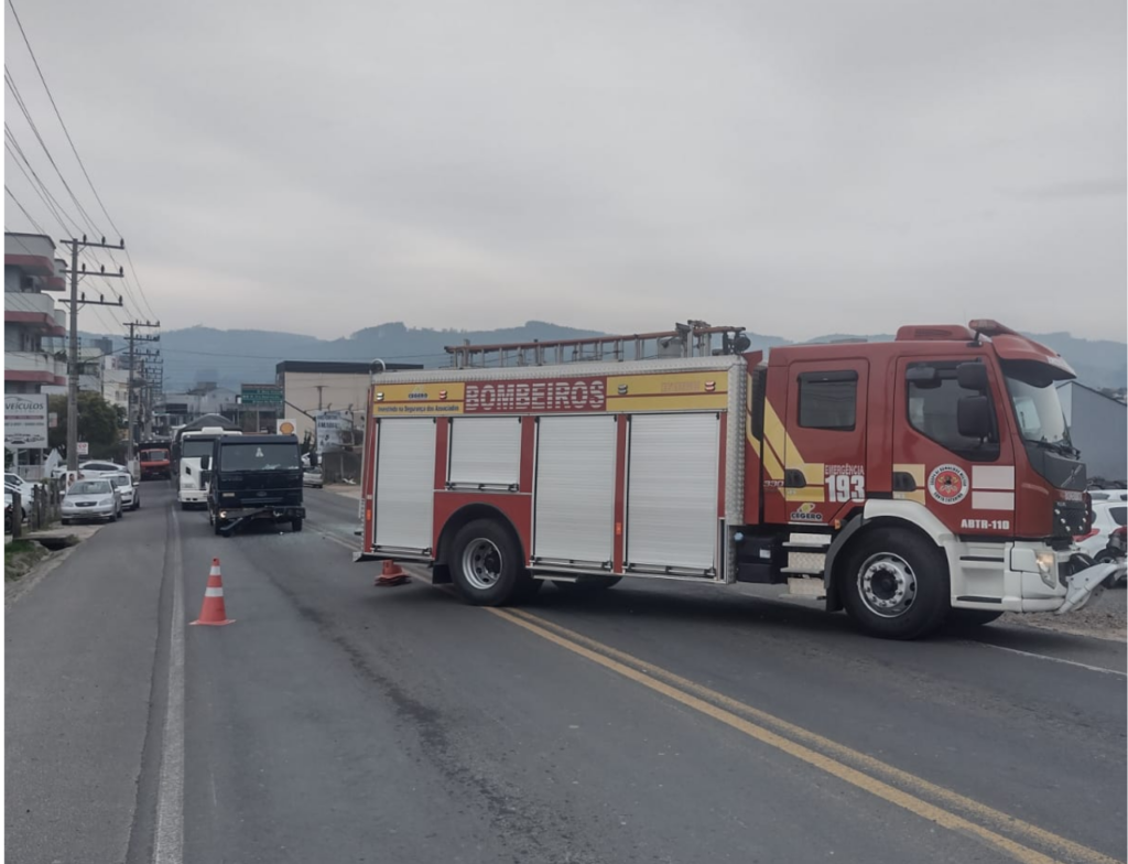 Acidente entre caminhão e carro mobiliza bombeiros e deixa motorista ferido no Sul de SC