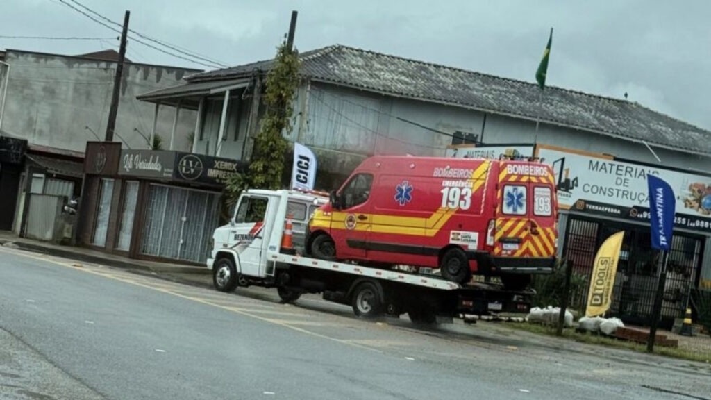 Ambulância dos bombeiros sai da pista durante atendimento em Laguna - Foto: Reprodução