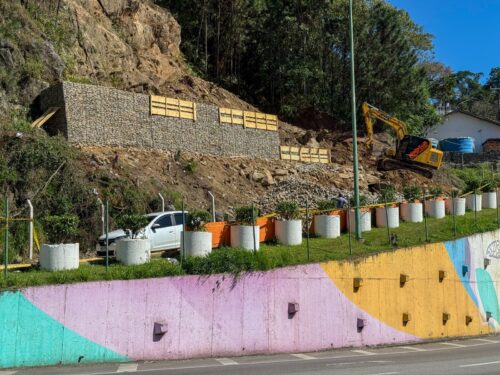 Balneário Camboriú reforça encosta após risco de novos deslizamentos