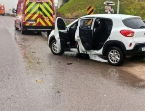 Batida entre dois carros deixa três feridos e mobiliza equipes de resgate em Sangão