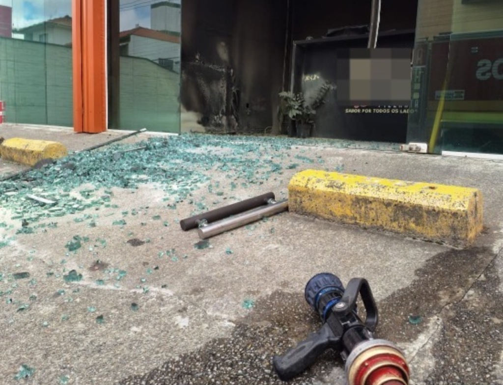 Bombeiro arromba restaurante e evita que incêndio se espalhe em SC - Foto: Divulgação/CBMSC