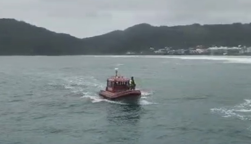 Buscas por homem desaparecido avançam no mar em Florianópolis - Foto: Divulgação/CBMSC