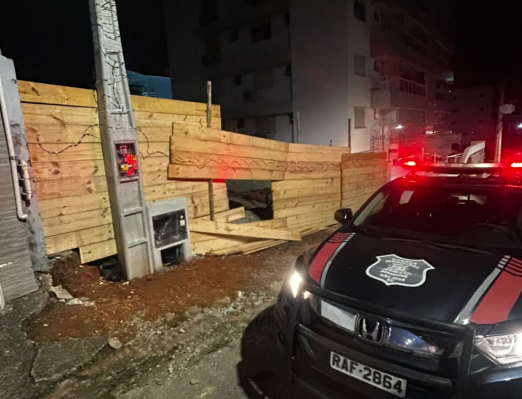 Câmeras flagram furto de vergalhões e Guarda Municipal prende trio em São José