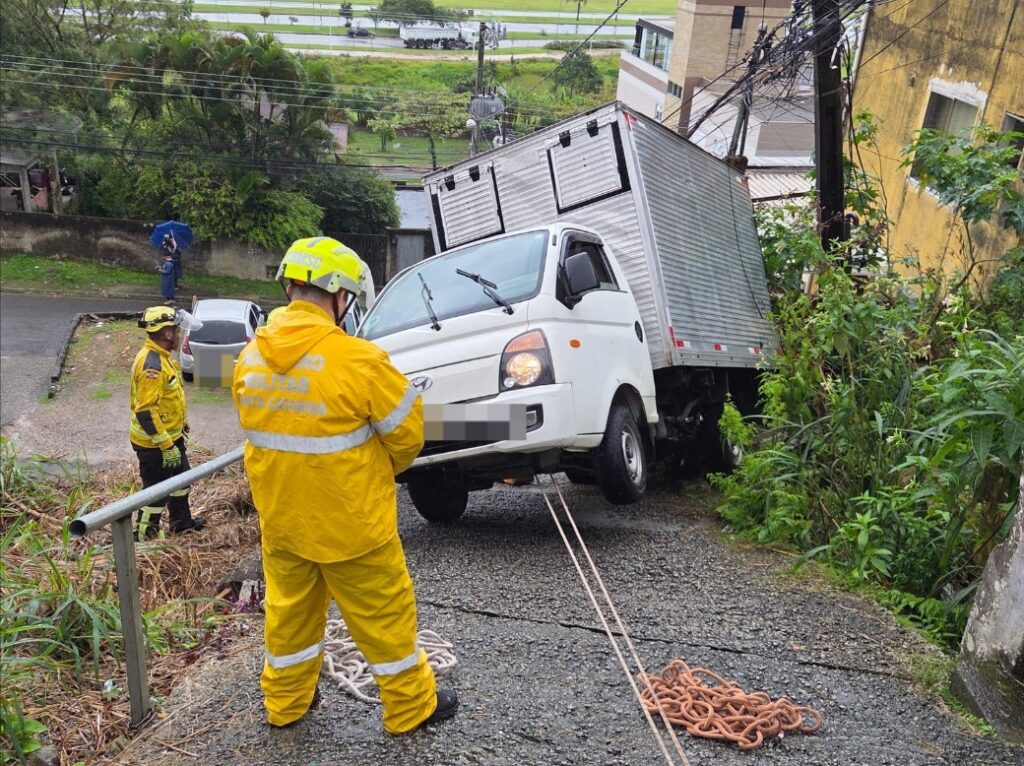 Caminhão fica apoiado em poste após perder força em subida em Florianópolis
