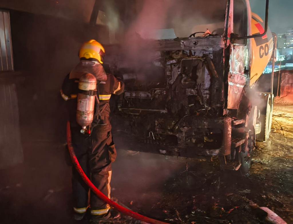 Caminhão pega fogo dentro de galpão e mobiliza bombeiros em Orleans